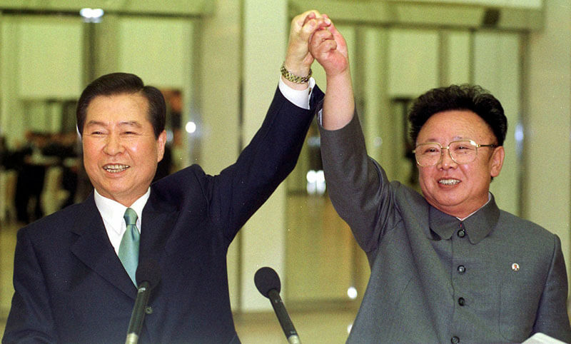 Roh-Moo-hyun-and-Kim-Jong-Il-at-the-2007-Inter-Korean-Summit